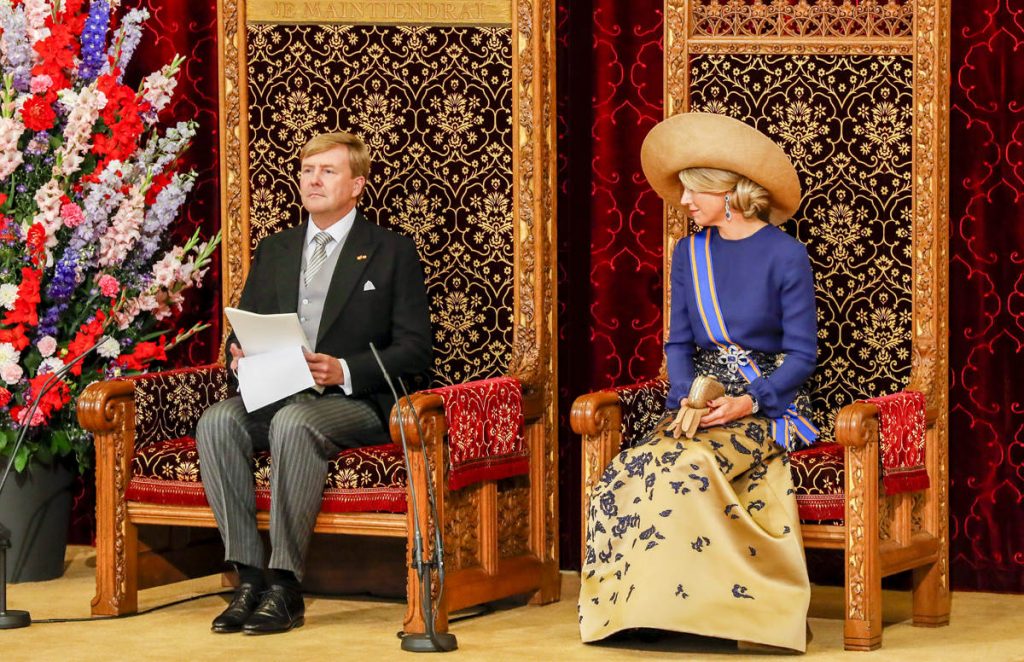 2016-09-20 12:27:59 DEN HAAG - Koning Willem-Alexander leest, met aan zijn zijde koningin Maxima, de troonrede voor op Prinsjesdag aan leden van de Eerste en Tweede Kamer in de Ridderzaal. ANP ROYAL IMAGES SANDER KONING